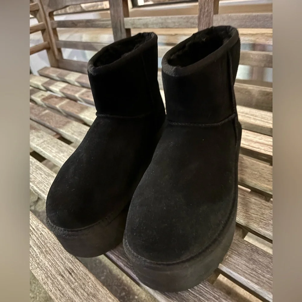 Authentic UGG Classic mini Platform Boots Black Size 9 New
